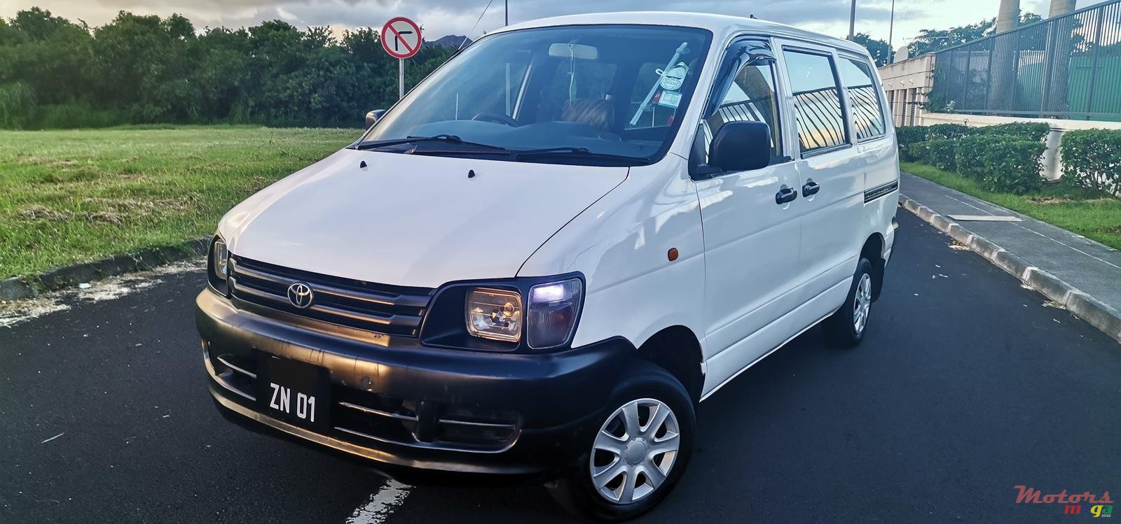 2001' Toyota Town Ace photo #2