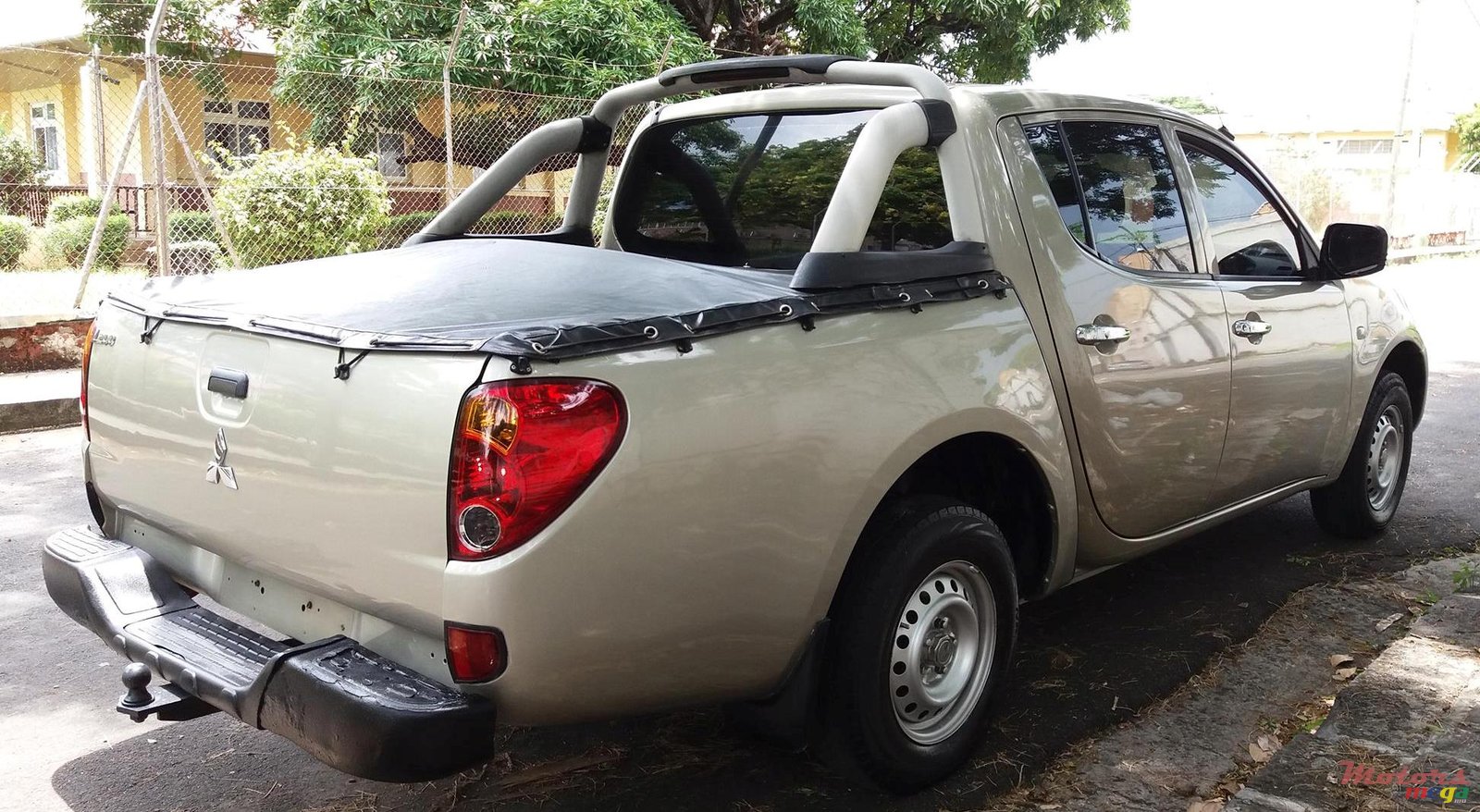 2010' Mitsubishi L 200 photo #2