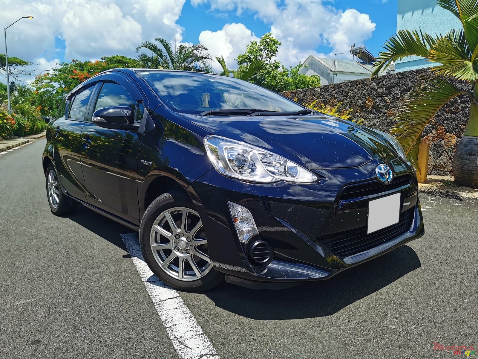 2015' Toyota Aqua Hybrid photo #1