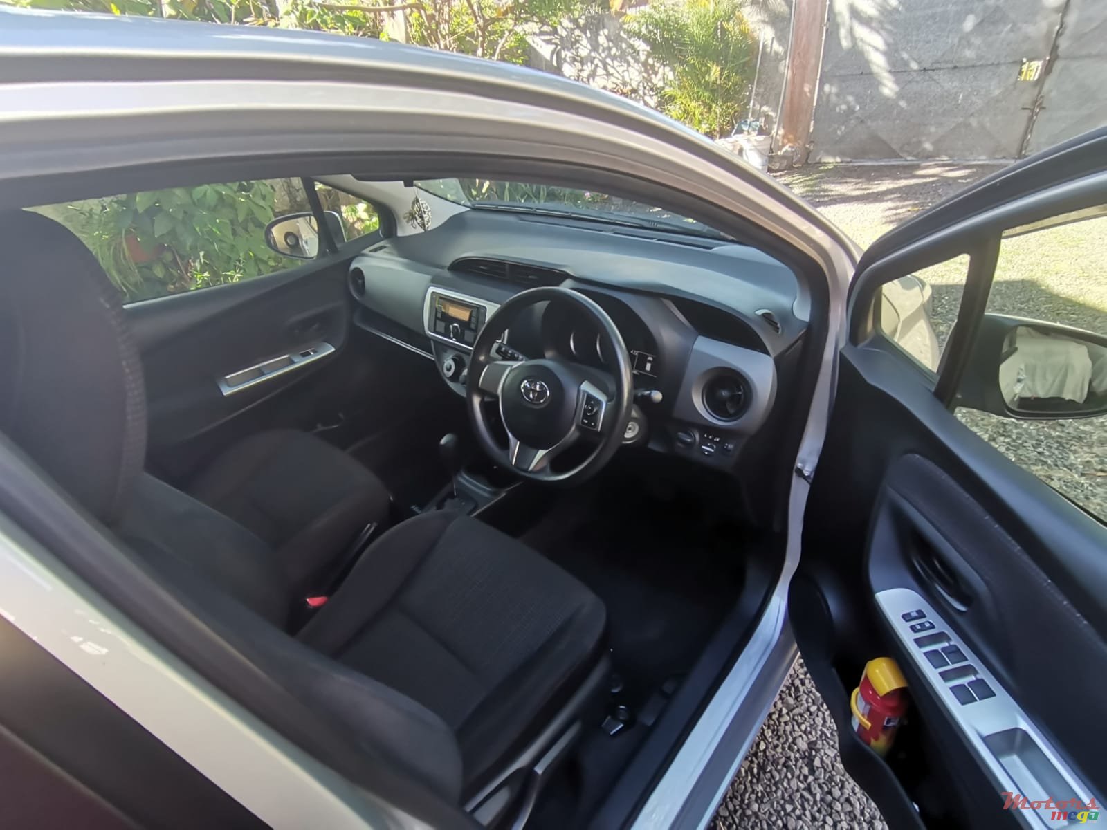 2015' Toyota Vitz photo #2