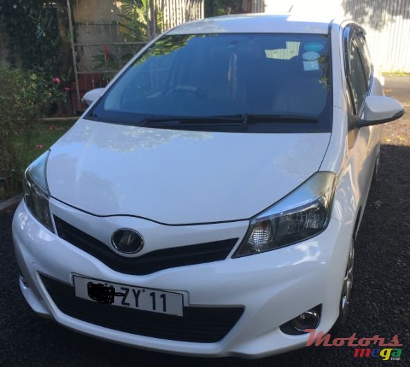 2011' Toyota Vitz photo #7