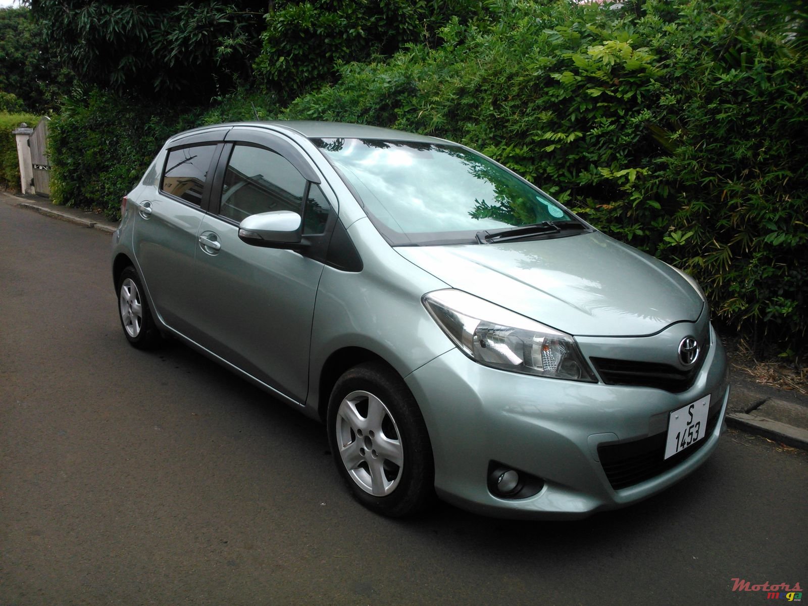 2012' Toyota Vitz photo #1