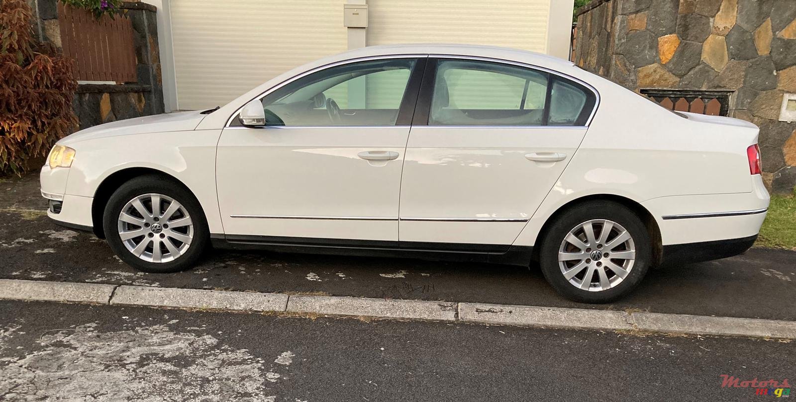 2011' Volkswagen Passat photo #3