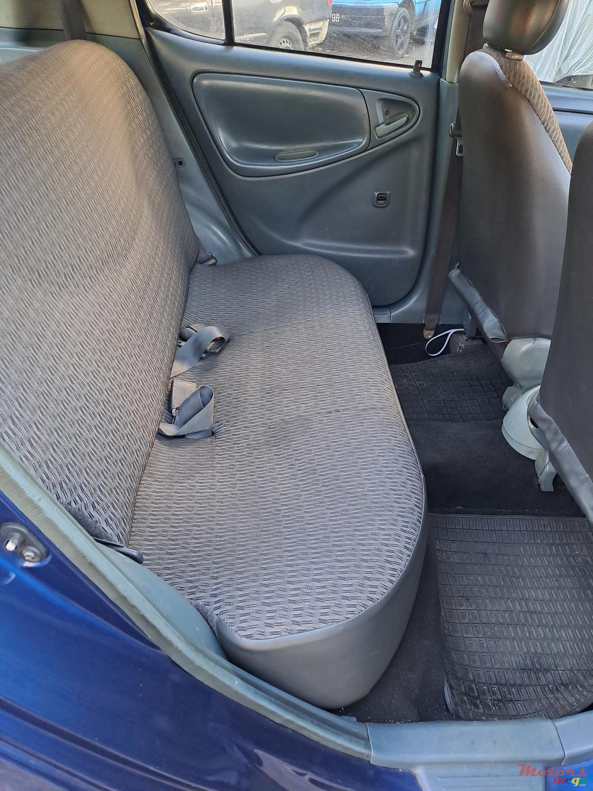 2000' Toyota Vitz photo #6