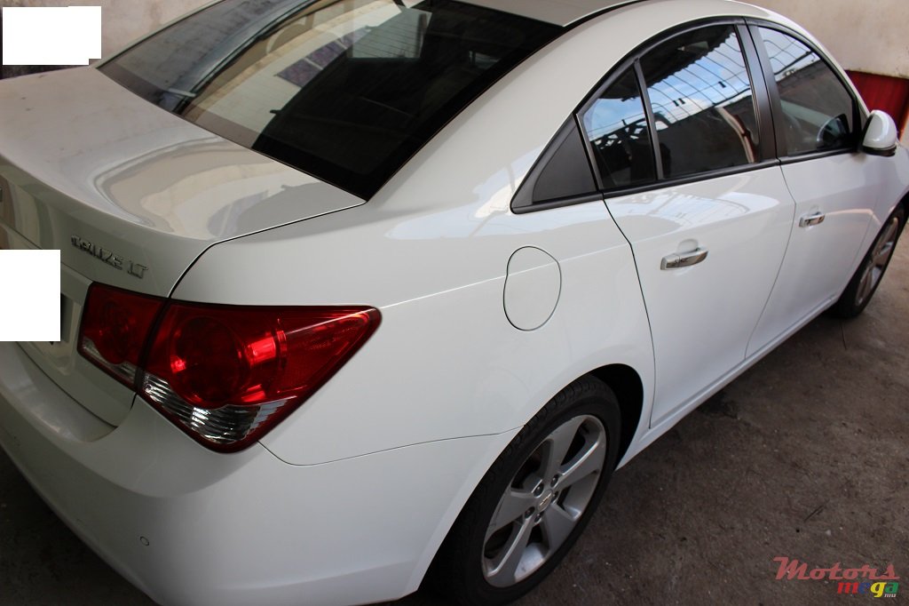2011' Chevrolet Cruze photo #3