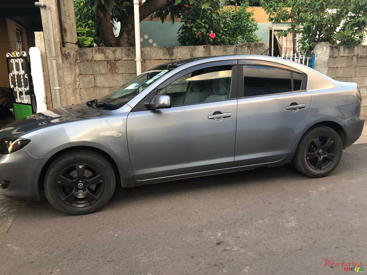 2005' Mazda Axela photo #1