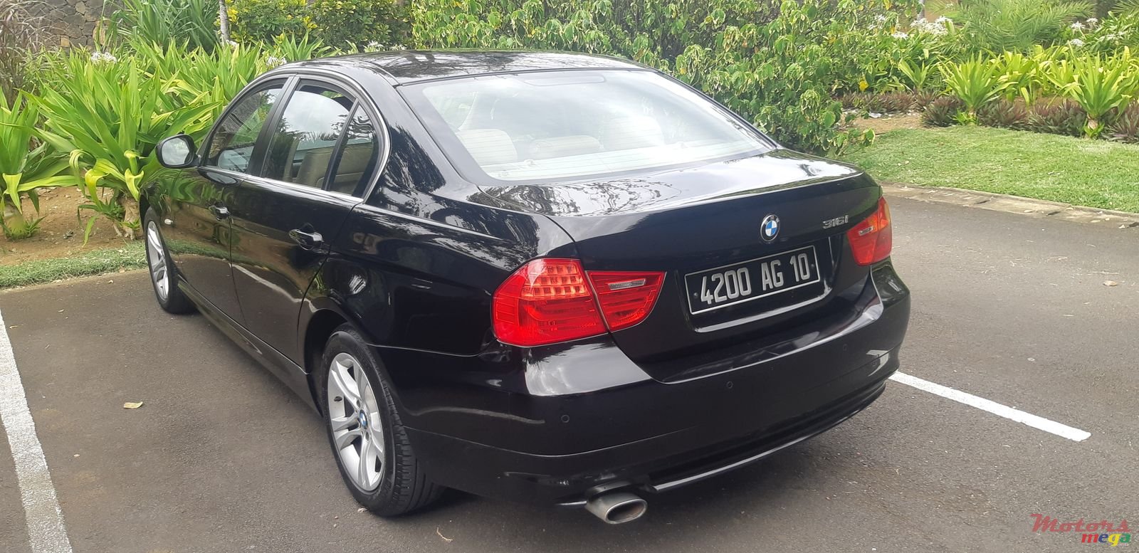 2010' BMW 3 Series Sedan photo #1