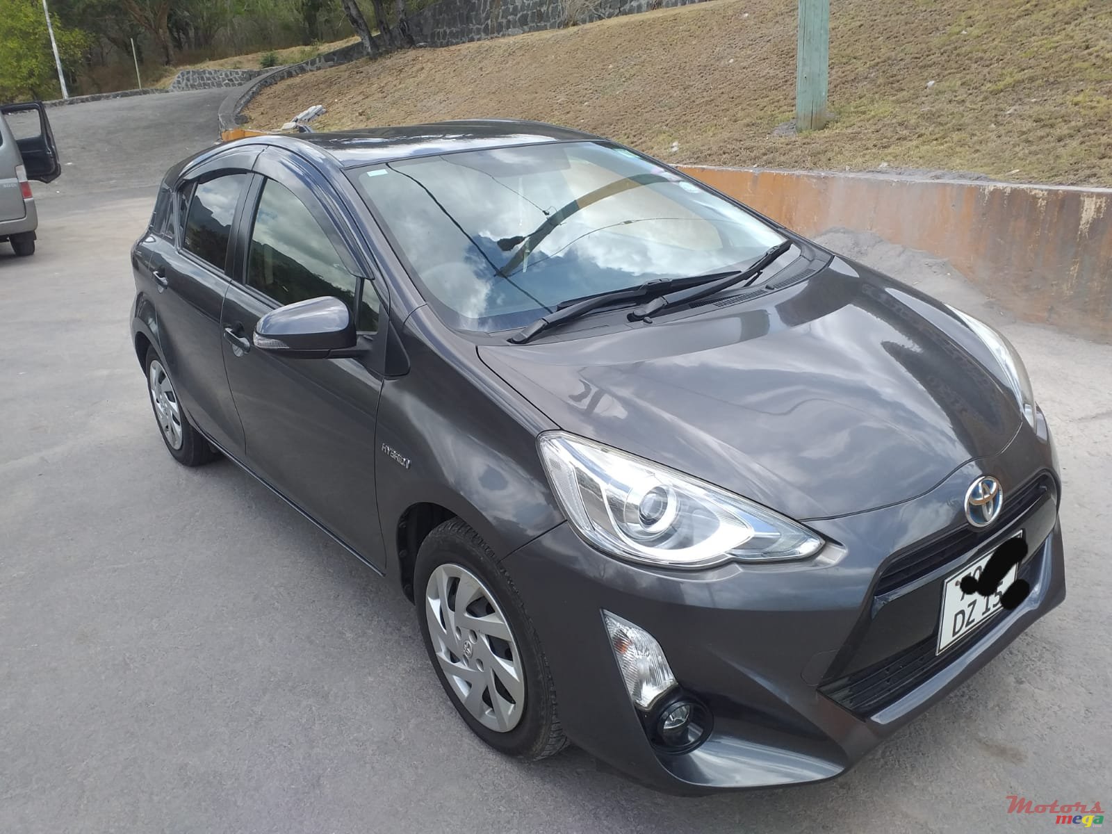 2015' Toyota Aqua photo #1