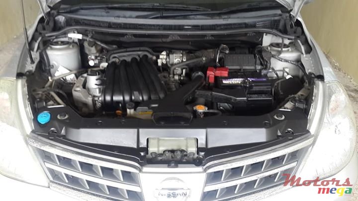 2009' Nissan Tiida Hatchback photo #5