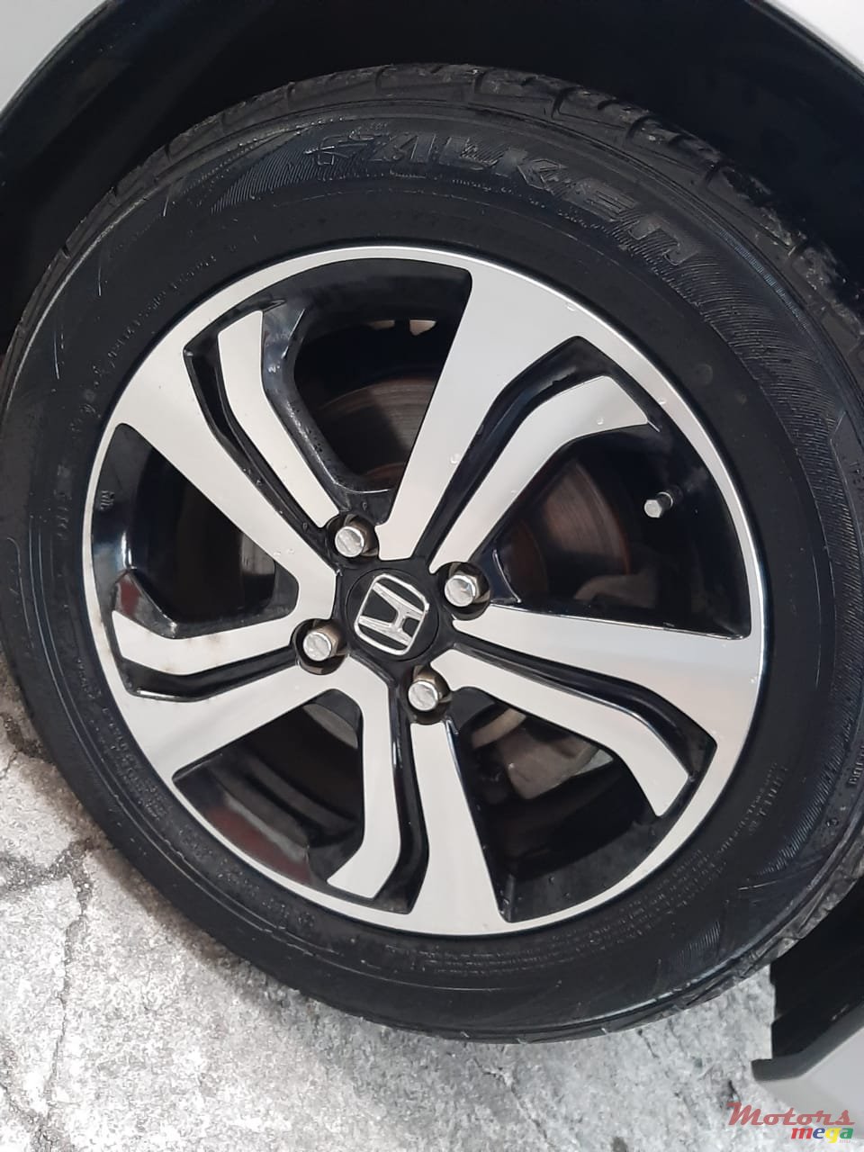 2013' Honda Fit Hybrid photo #1