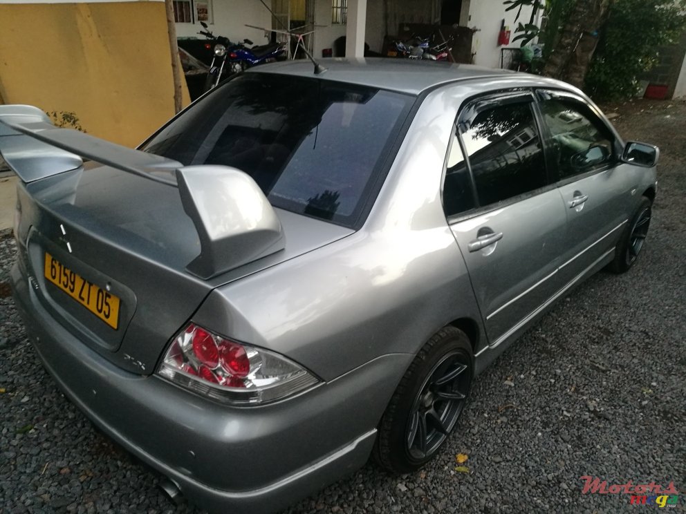 2005' Mitsubishi Lancer photo #2
