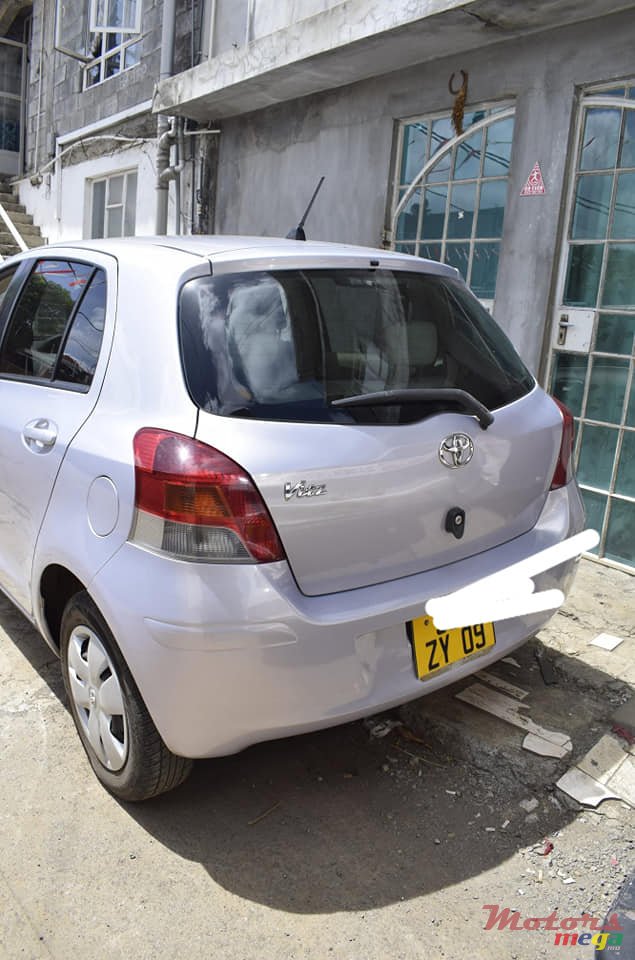 2009' Toyota Vitz photo #3