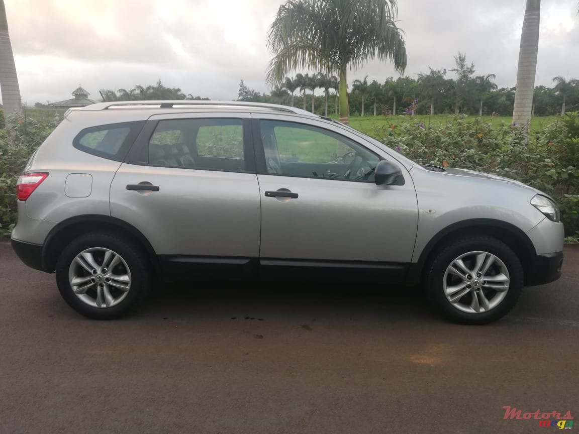 2014' Nissan Qashqai+2 fully executive photo #2