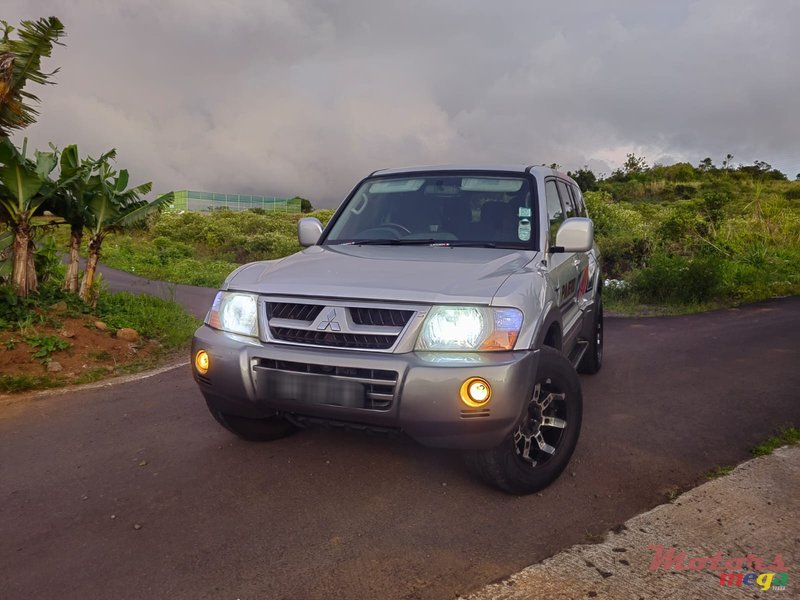 2003' Mitsubishi Pajero photo #2