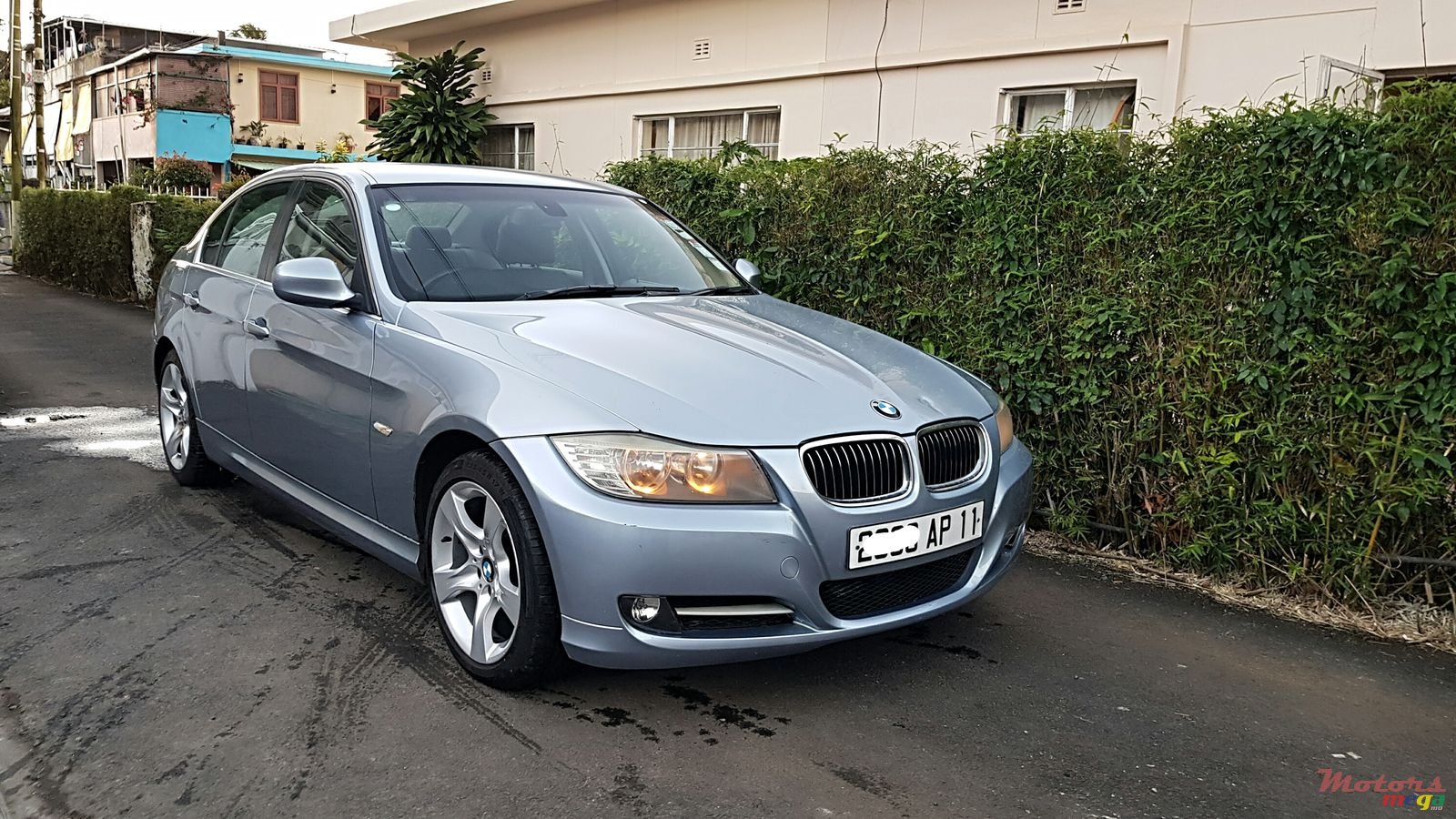 2011' BMW 320i EDITION photo #1