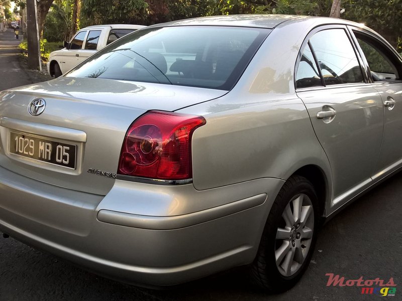 2005' Toyota Avensis photo #2