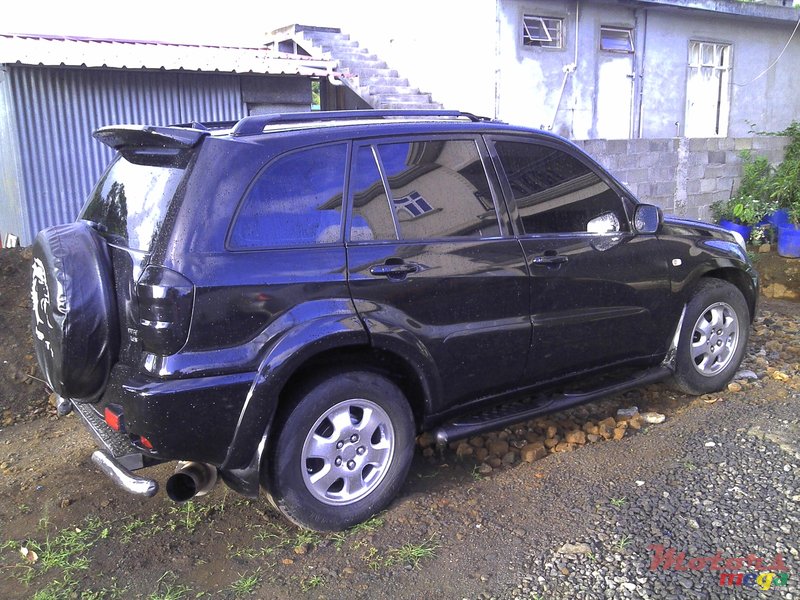 2003' Toyota RAV4 photo #1