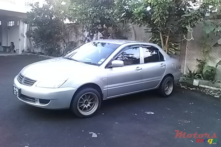 2010' Mitsubishi Lancer GLX photo #2