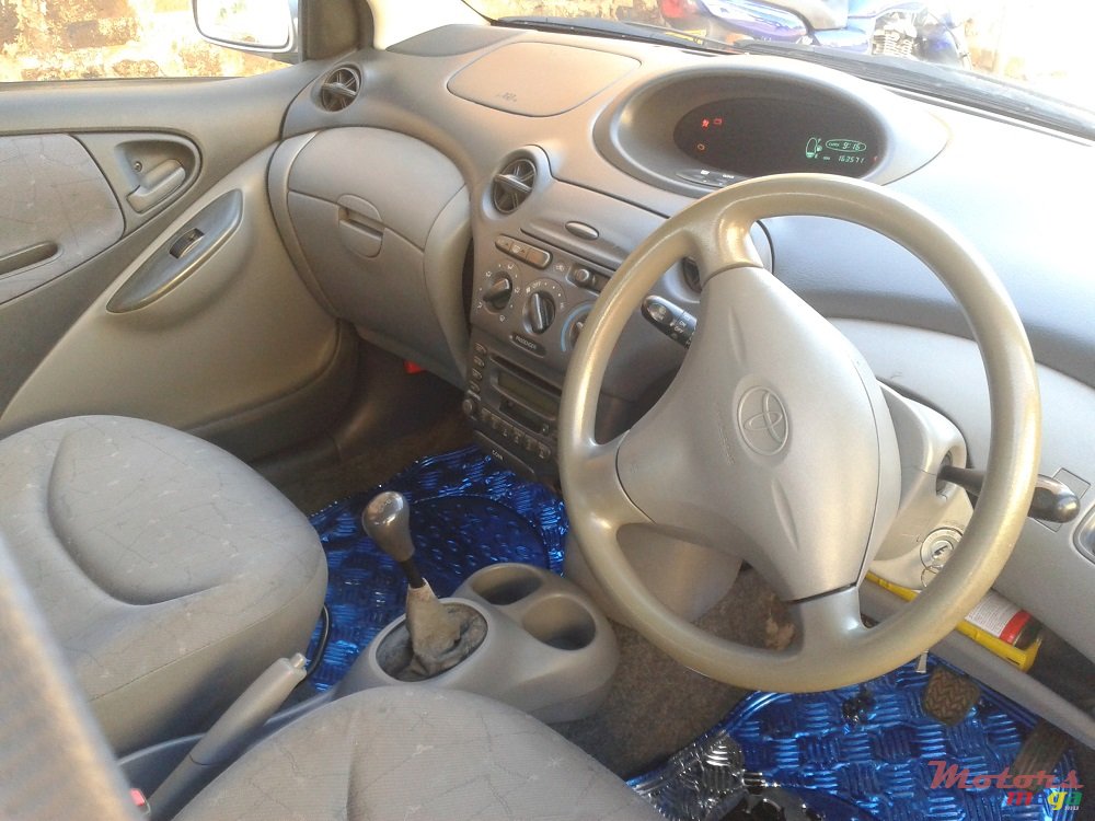 2000' Toyota Vitz photo #3