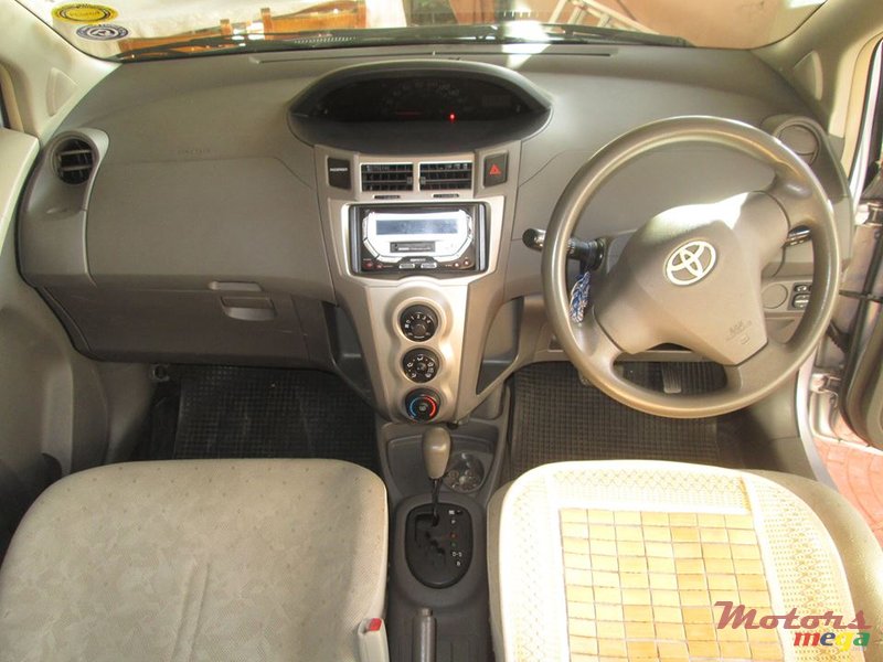 2009' Toyota Vitz photo #3