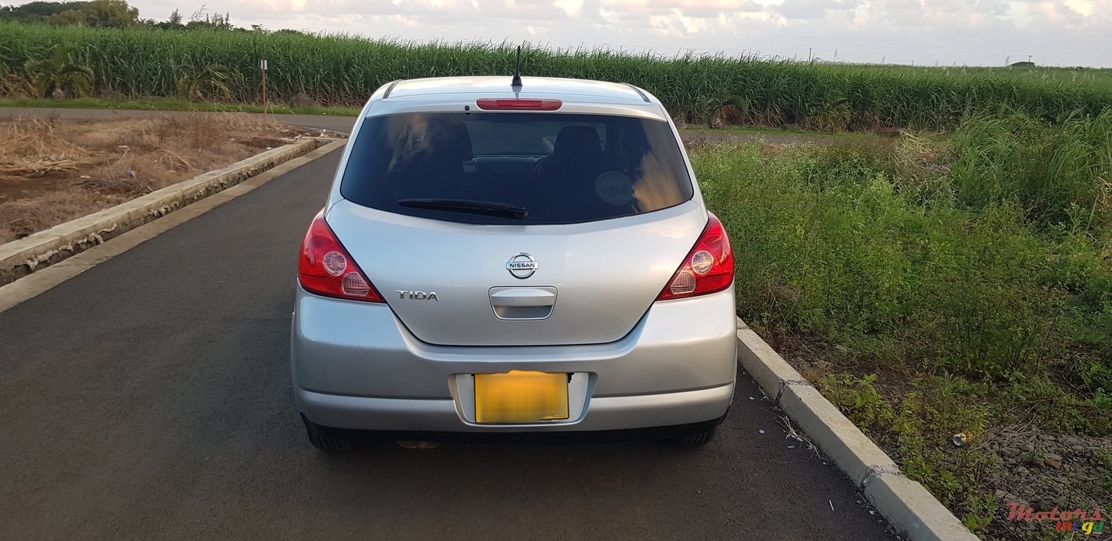 2006' Nissan Tiida Hatchback photo #2