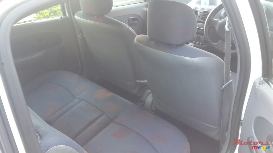 2001' Renault Clio photo #6