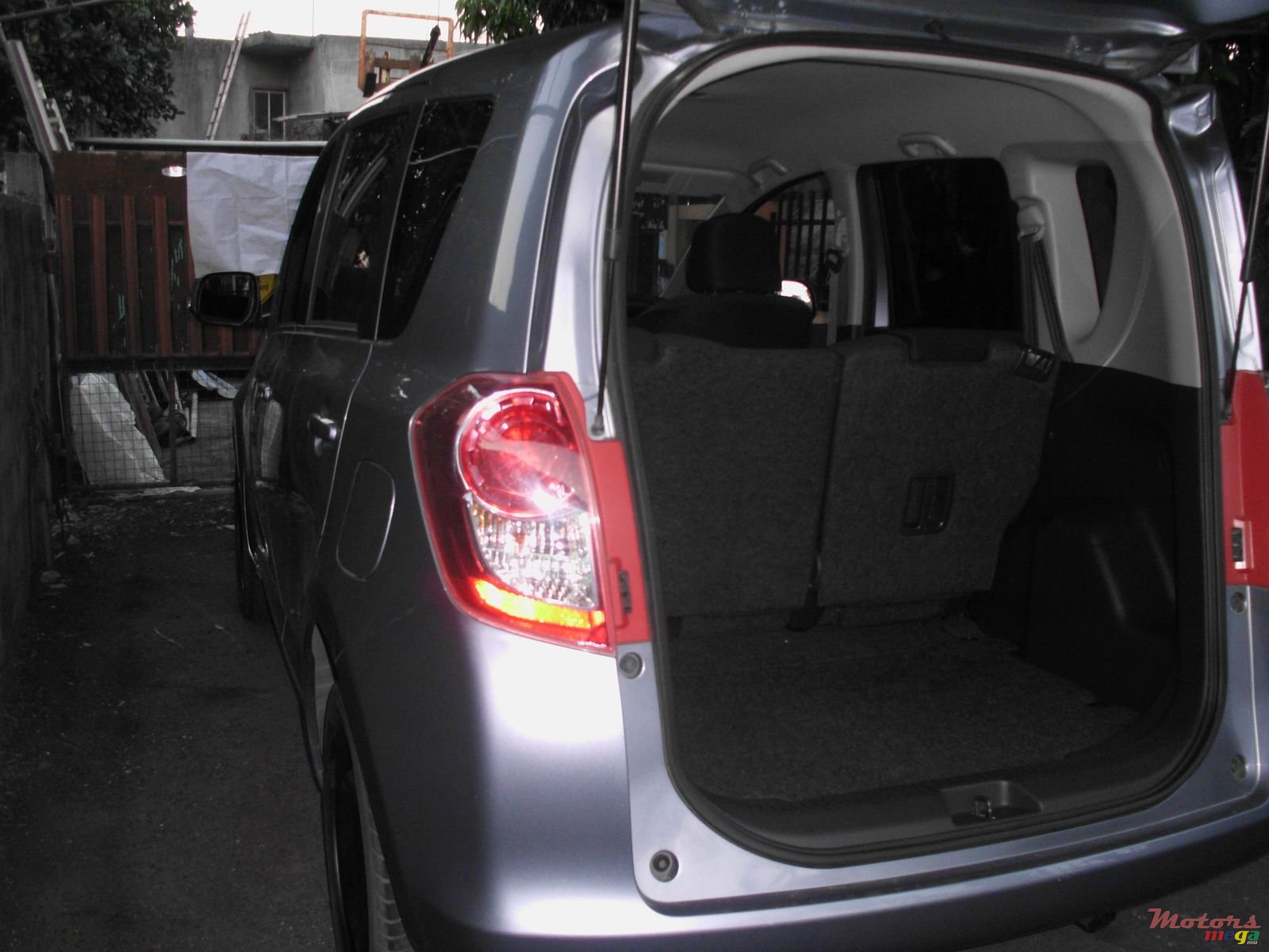 2009' Toyota Avanza photo #3