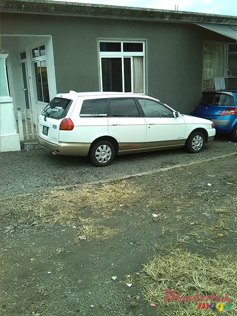 2003' Nissan station wagon photo #1