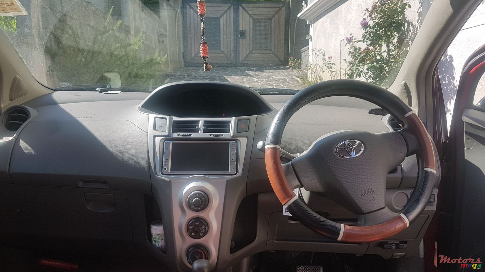 2008' Toyota Vitz photo #4