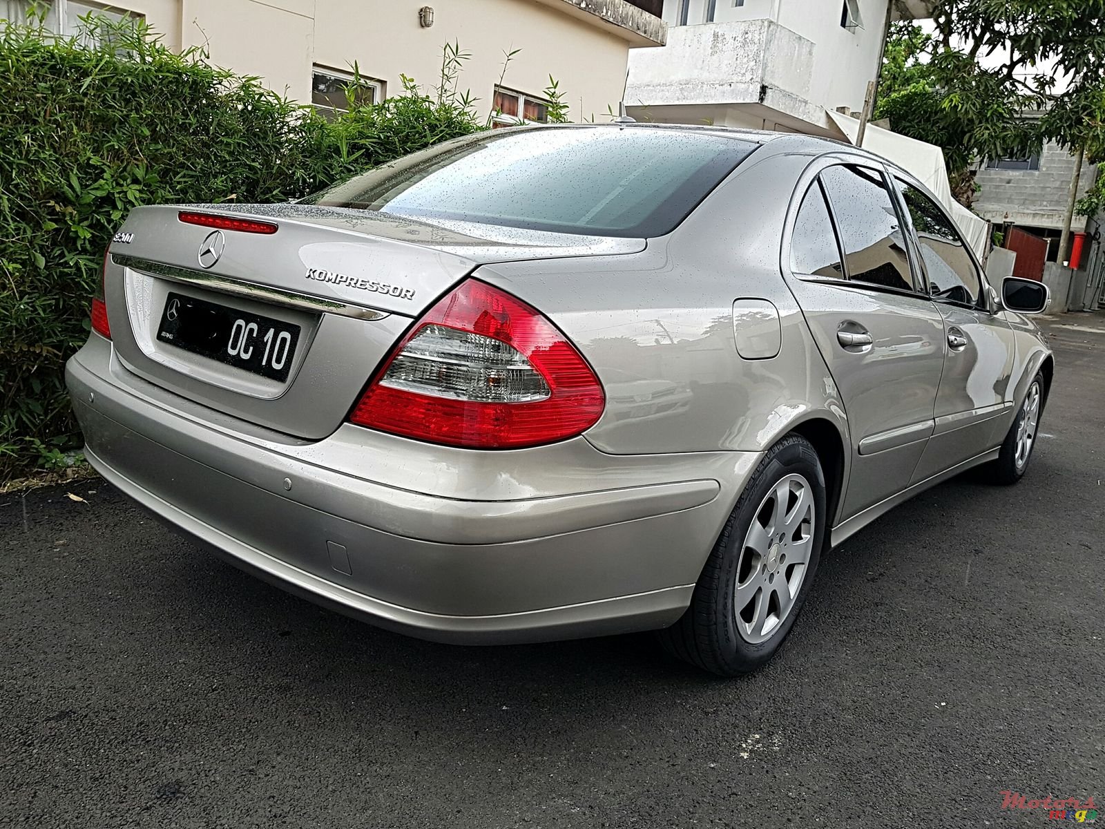 2010' Mercedes-Benz E 200 photo #3