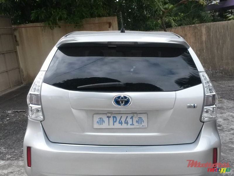 2013' Toyota Prius Alpha photo #3