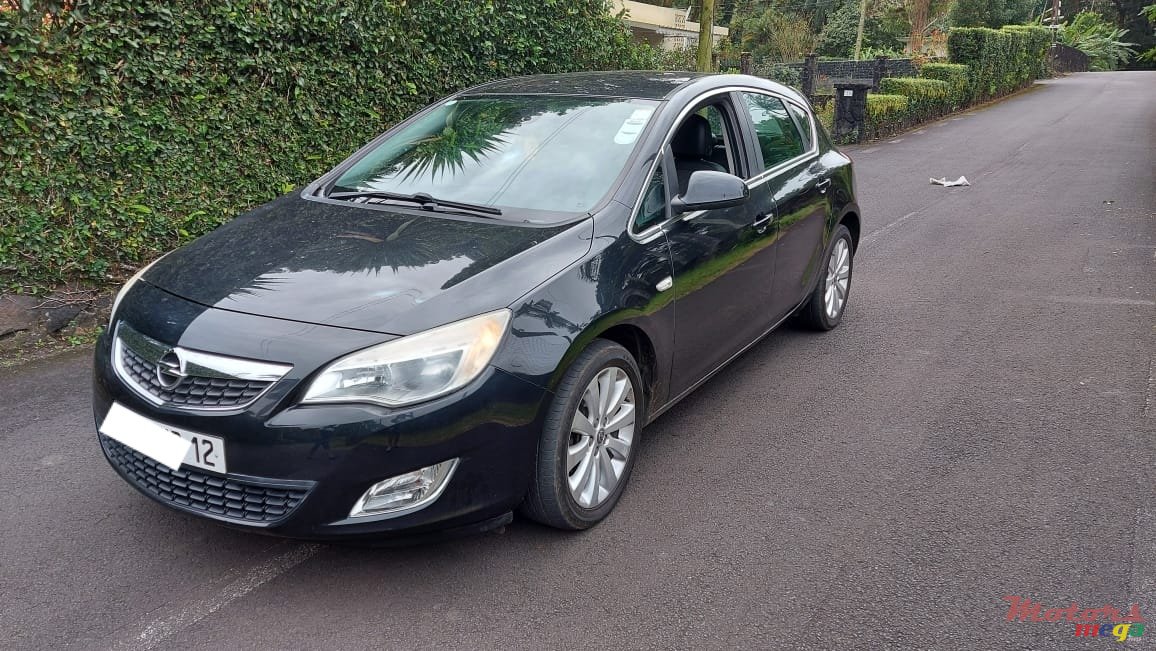 2012' Opel Astra Version Sport photo #3