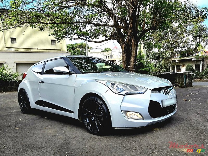 2015' Hyundai Veloster photo #2