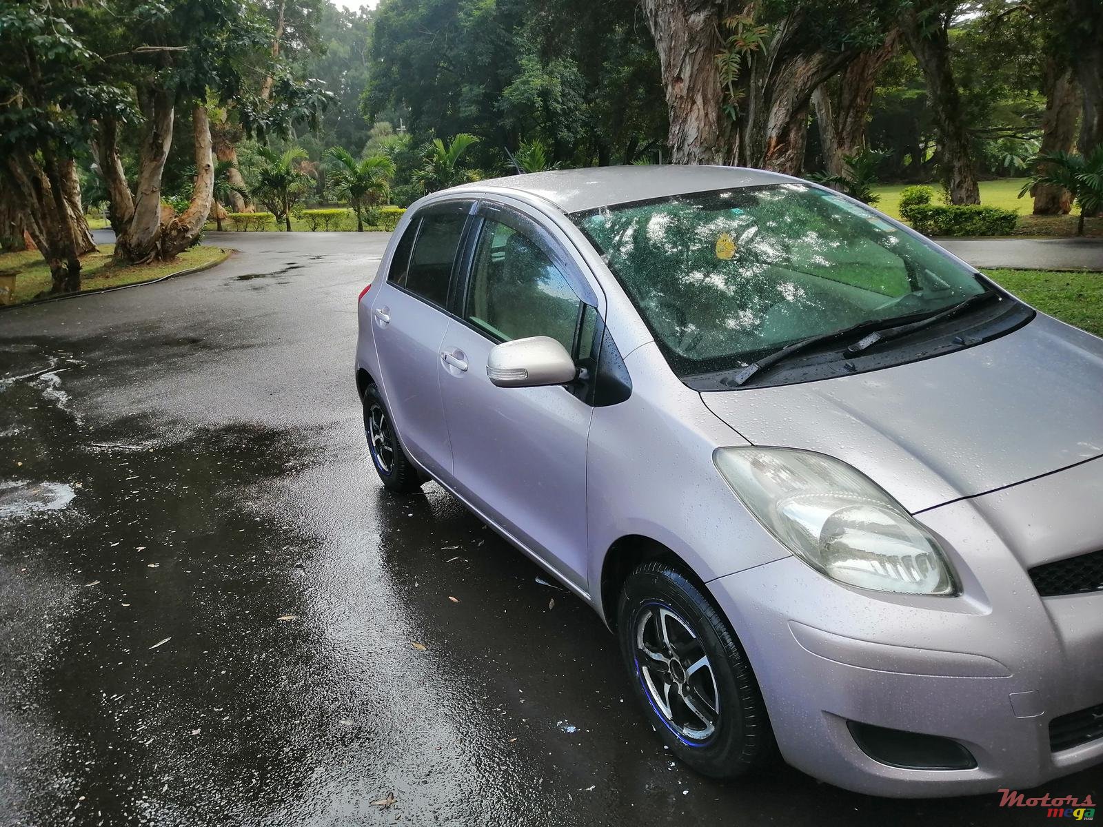 2009' Toyota Vitz photo #2