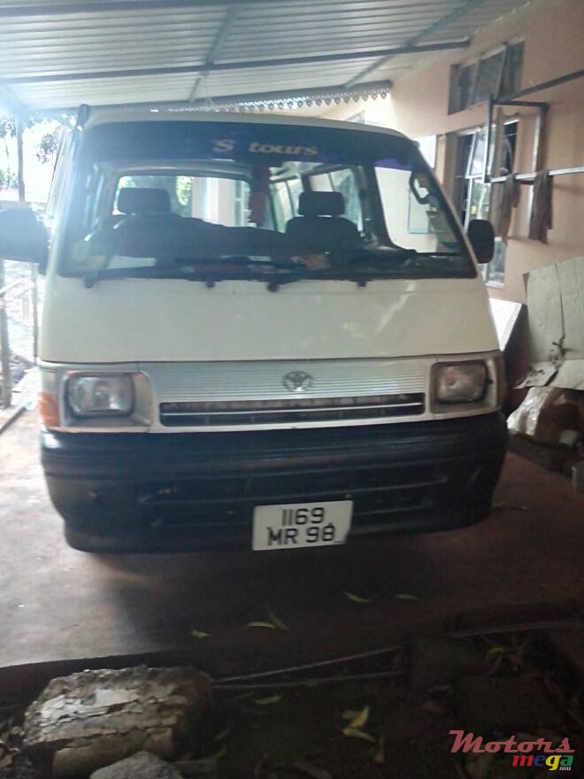1998' Toyota HiAce photo #1