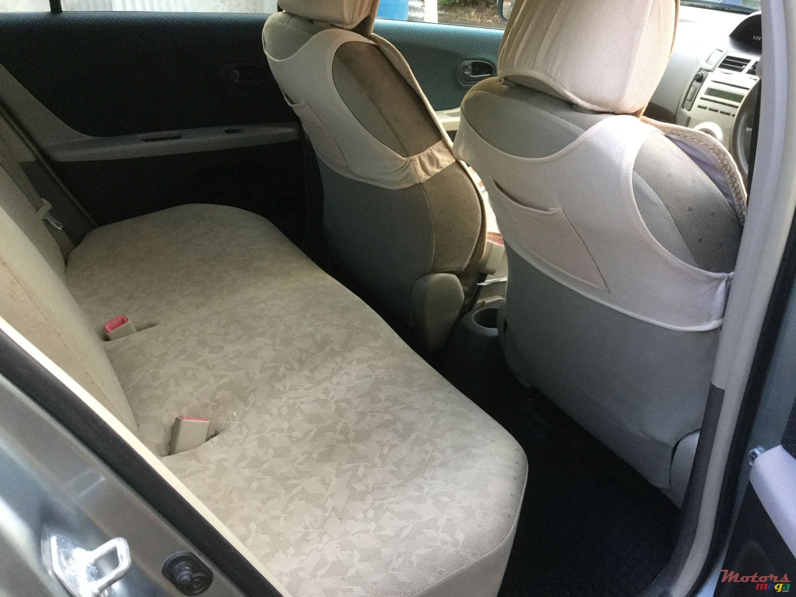 2010' Toyota Vitz photo #7