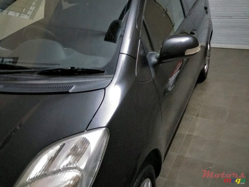 2009' Toyota Vitz photo #1