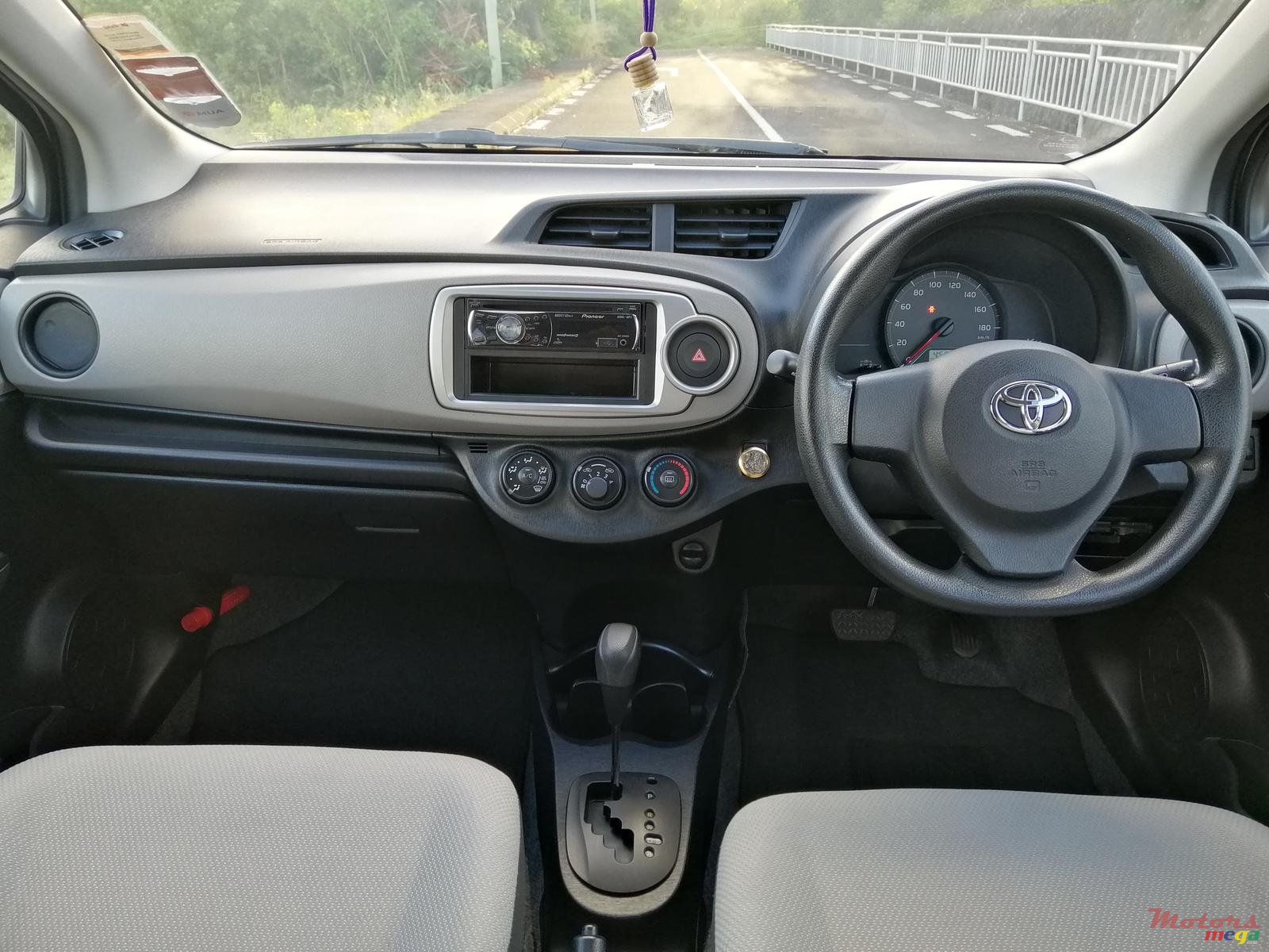 2011' Toyota Vitz photo #7