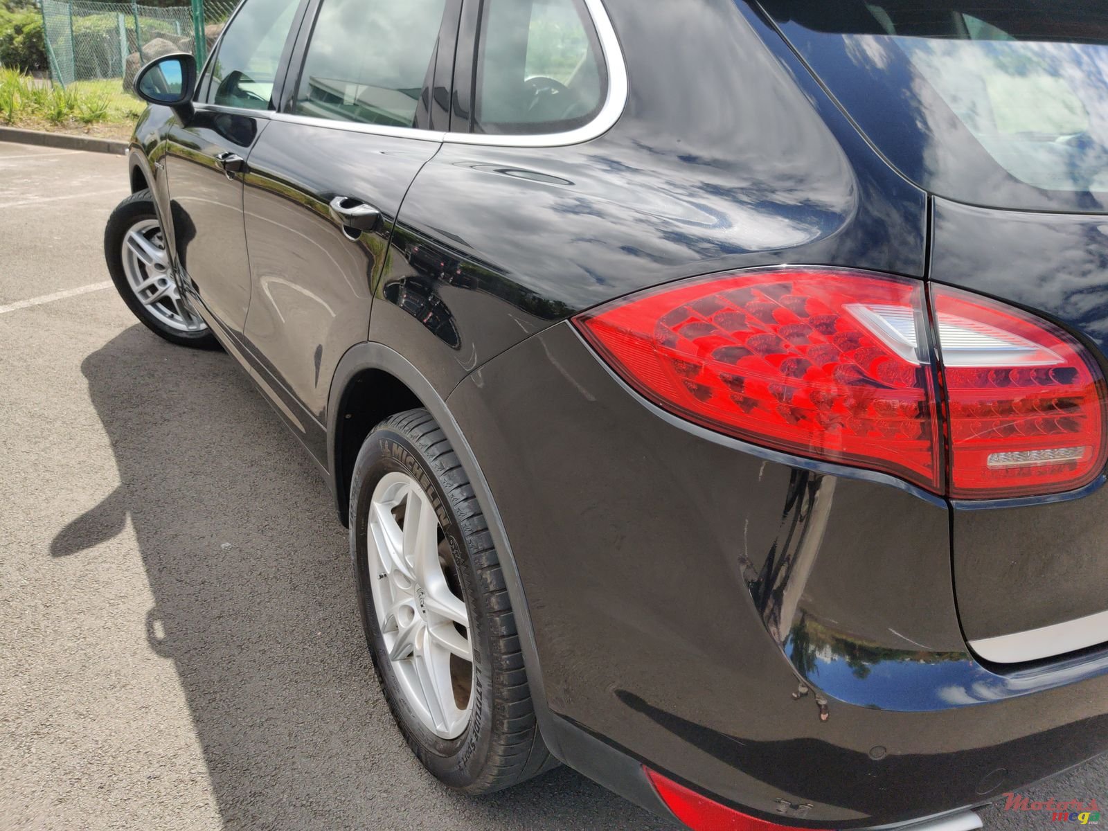 2011' Porsche Cayenne S Hybrid photo #4