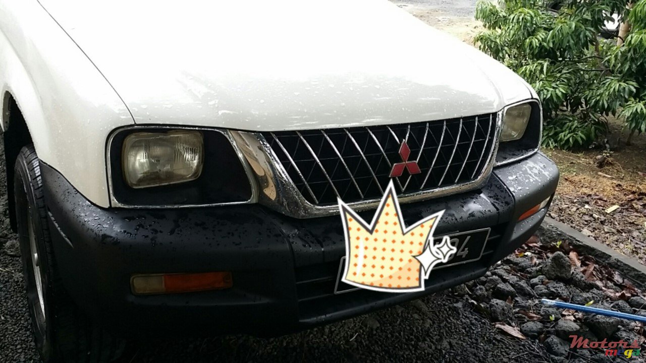 2004' Mitsubishi photo #2