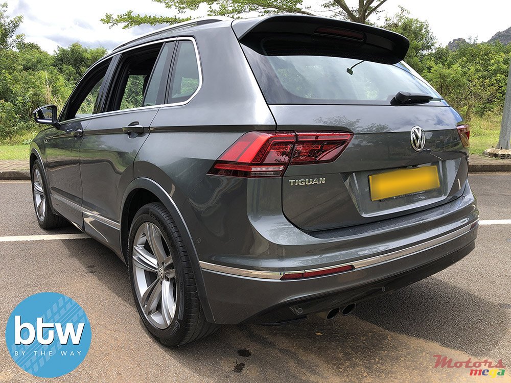 2017' Volkswagen Tiguan R-Line photo #3
