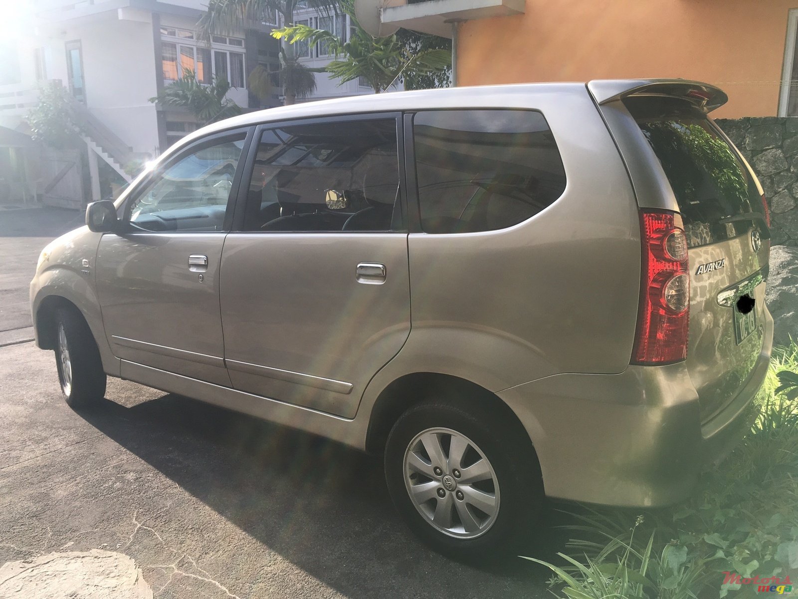 2009' Toyota Avanza photo #2