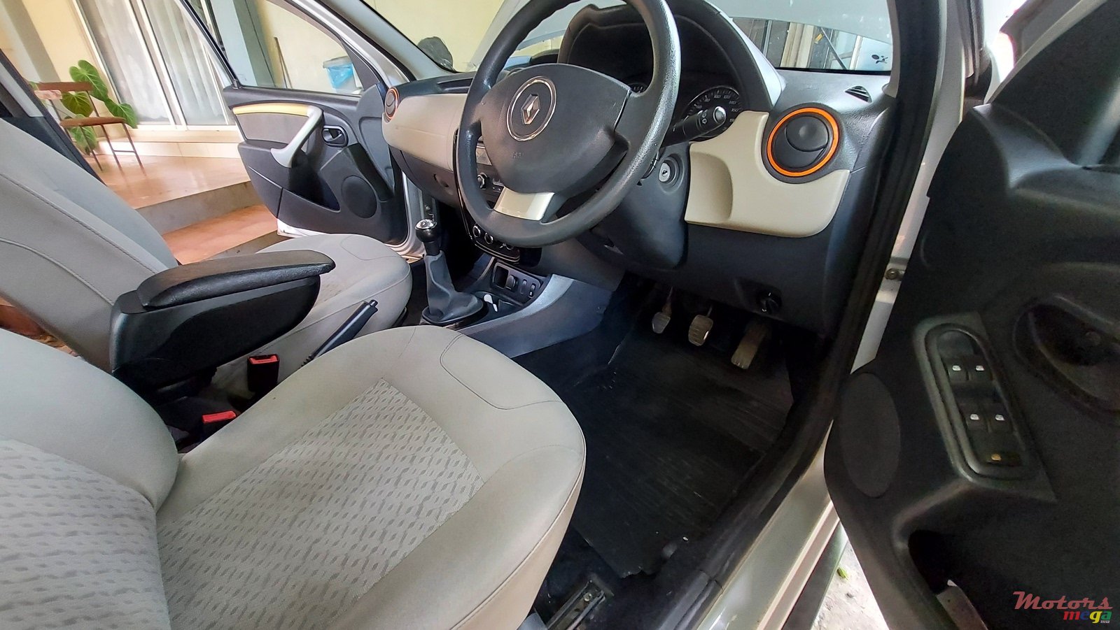 2014' Renault Duster Suv photo #5