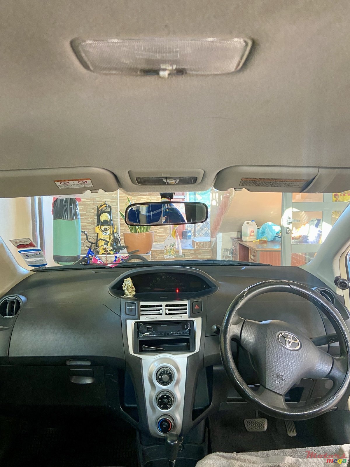 2006' Toyota Vitz photo #2