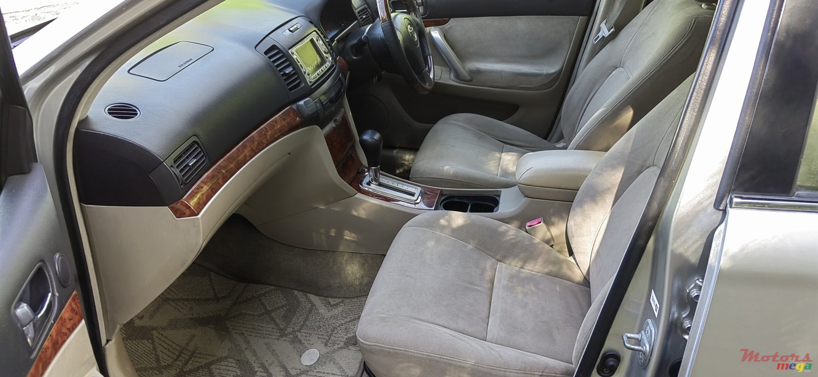 2004' Toyota Premio photo #5