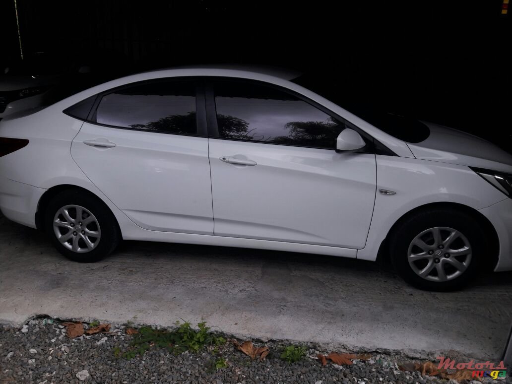 2011' Hyundai Accent photo #3