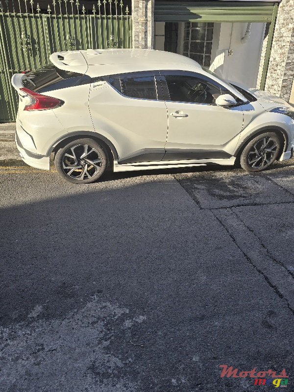 2019' Toyota C-HR photo #5