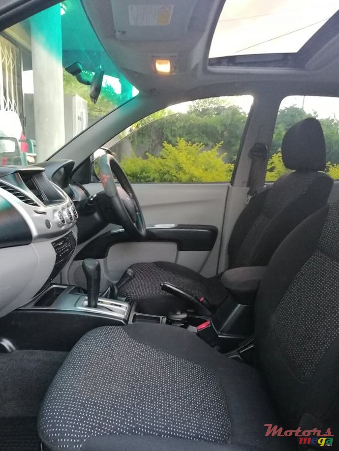 2011' Mitsubishi photo #3