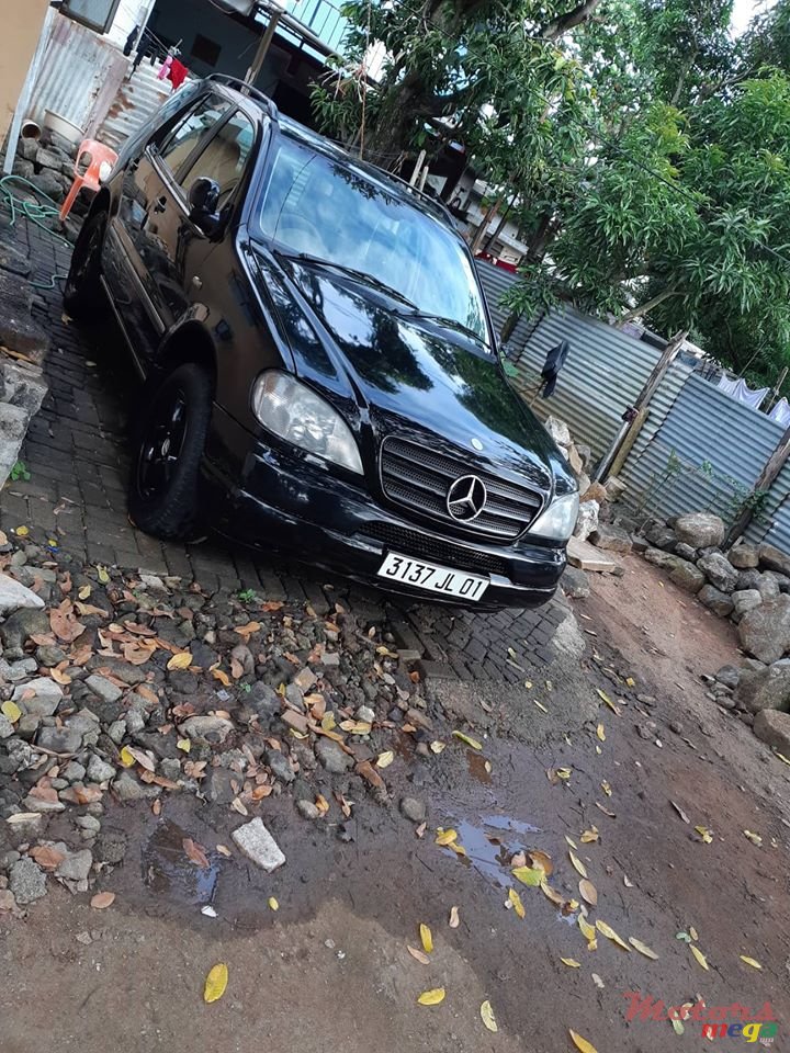 2001' Mercedes-Benz M-Class ML 270 photo #2