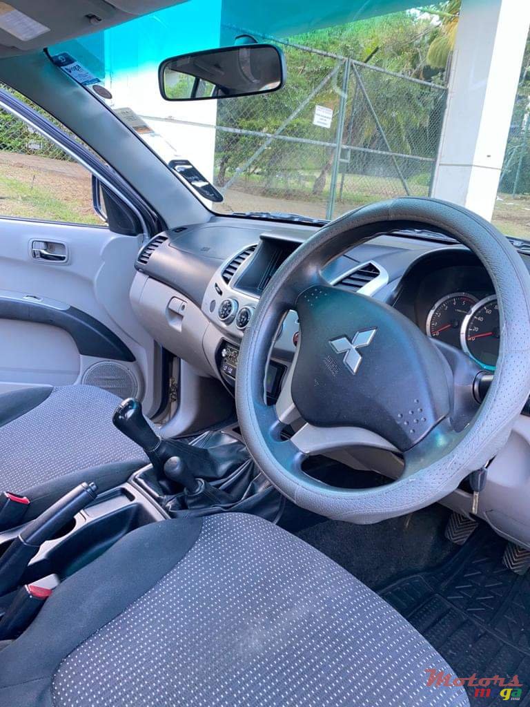 2013' Mitsubishi L 200 4x4 photo #3